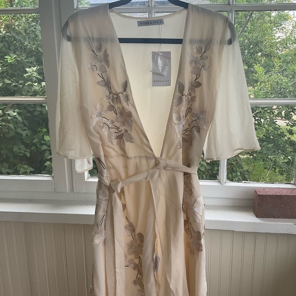 Elegant Cream Floral Maxi Dress - Picture 2 of 2